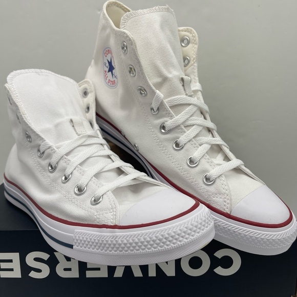Converse Men’s Chuck Taylor All Star White High Top Shoes
Whit High-Top Sneakers - Picture 2 of 16
